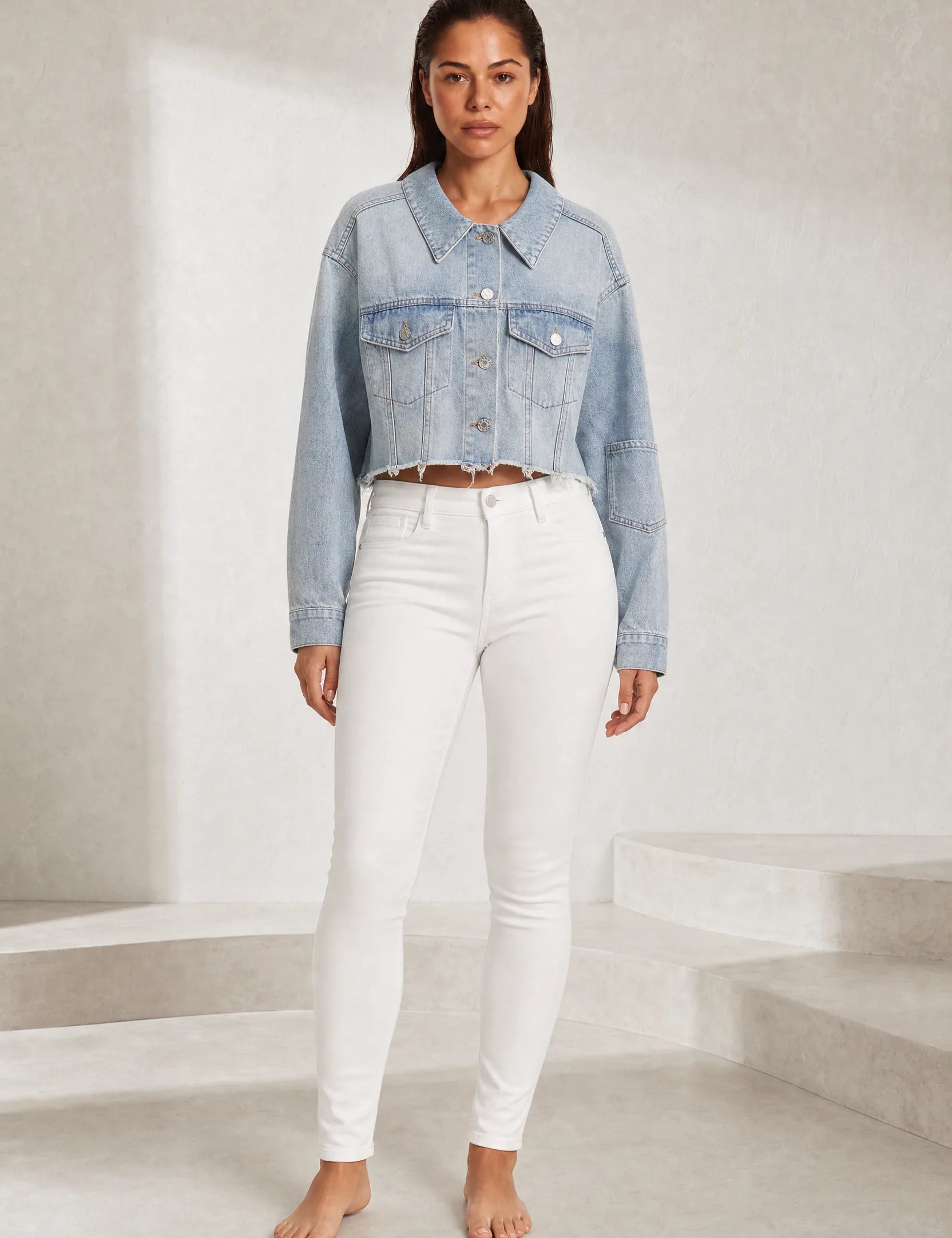 Veste en jean bleu clair courte effilochée | Lounelle Paris